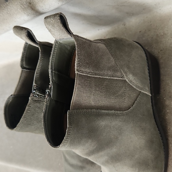 VIONIC WOMEN'S OLIVE Ankle Boots SIZE 9 WIDE. - Picture 9 of 9